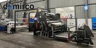 چند نوع چسب گرانول هات ملت با رنگ‌های مختلف در کنار یک دستگاه چسب‌زن صنعتی