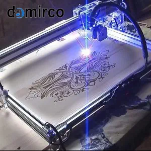 یک دستگاه حکاکی لیزری صنعتی در حال کار و حکاکی دقیق روی یک قطعه فلزی