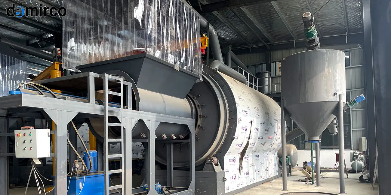 نمای کامل یک دستگاه پیرولیز لاستیک صنعتی پیشرفته در محوطه کارخانه