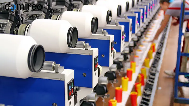 دستگاه چسب هات ملت صنعتی در حال کار بر روی خط تولید بسته‌بندی