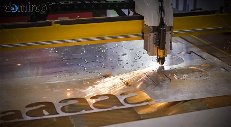 یک دستگاه حکاکی لیزری فایبر در حال کار بر روی یک قطعه فلزی صنعتی