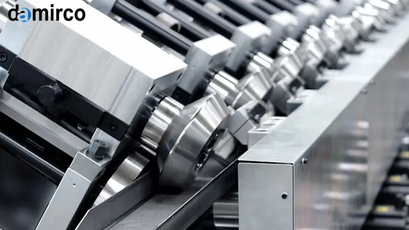 تصویر خط تولید کامل دستگاه رول فورمینگ کرکره برقی در حال کار