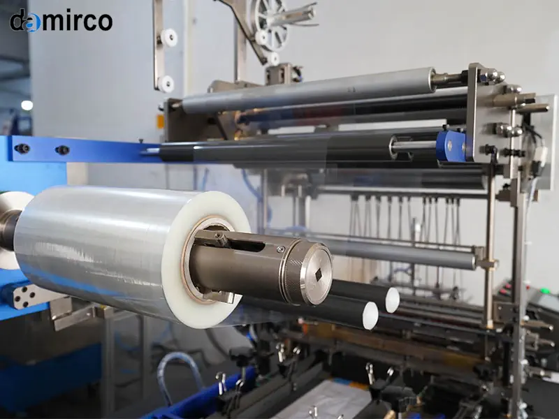 دستگاه سلفون کش جعبه اتوماتیک در حال بسته بندی جعبه های مقوایی