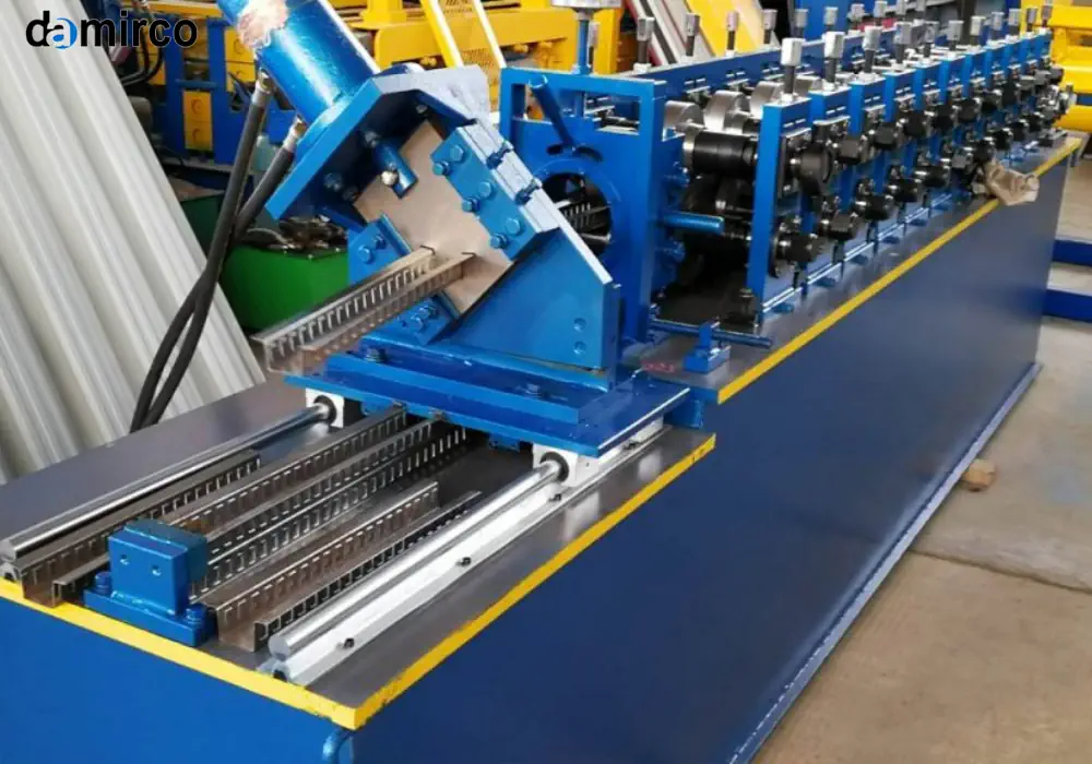 تصویری از یک دستگاه رول فورمینگ در حال کار و تولید پروفیل فلزی