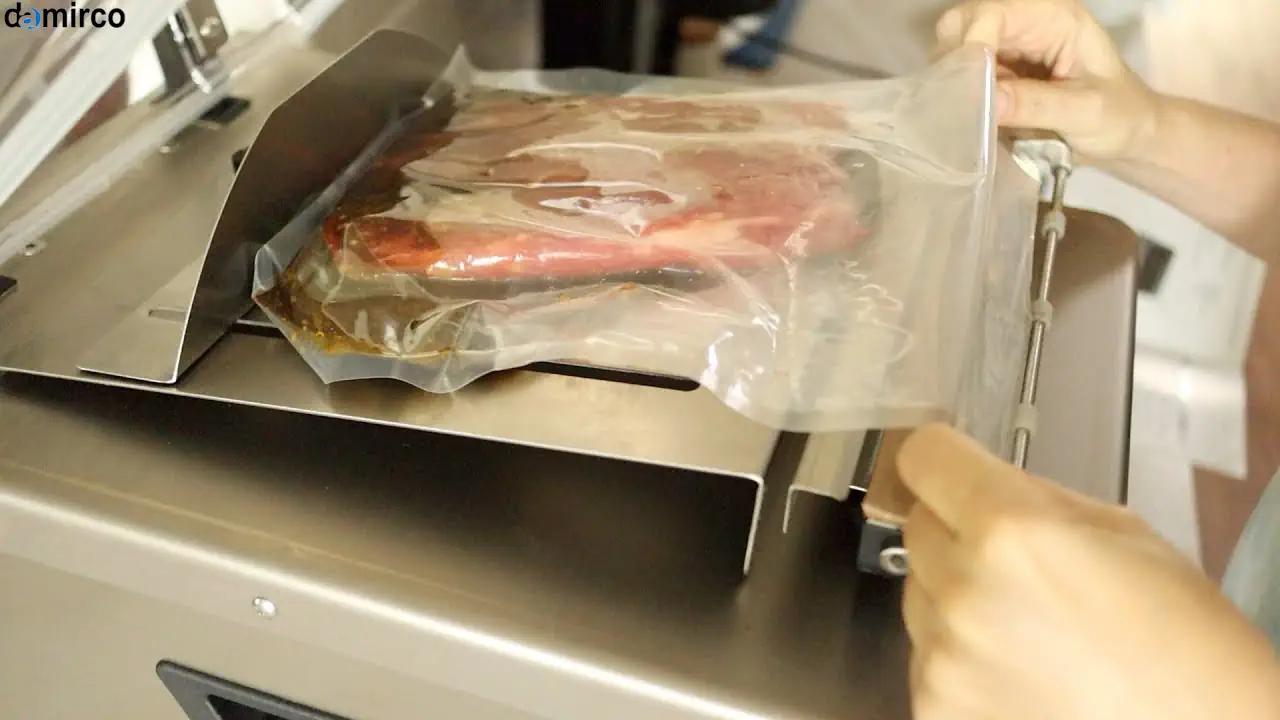 نمای نزدیک از نحوه کار دستگاه اسکین پک و قرارگیری فیلم بر روی محصول