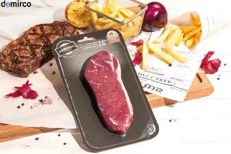 تصویری از یک ورق مقوای اسکین پک چاپ شده که برای بسته‌بندی ابزارآلات آماده شده است.