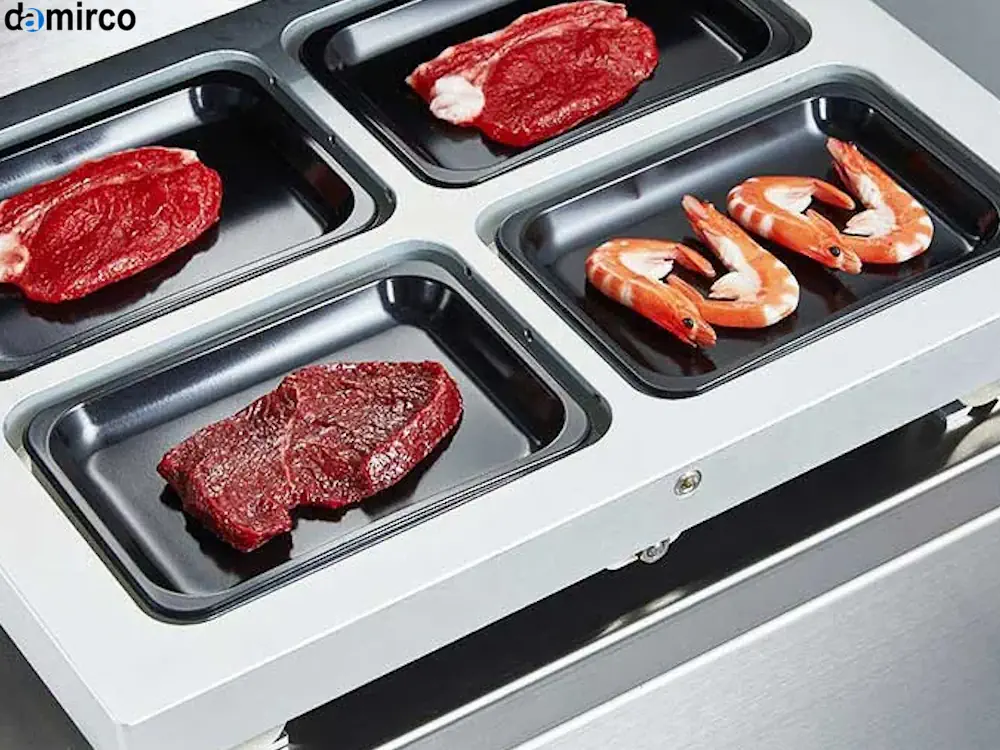 یک دستگاه اسکین پک صنعتی در حال بسته‌بندی قطعات یدکی خودرو روی یک صفحه مقوایی.