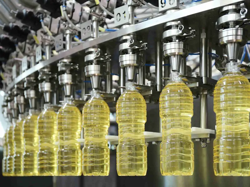 دستگاه پرکن روغن مایع صنعتی در حال کار در خط تولید