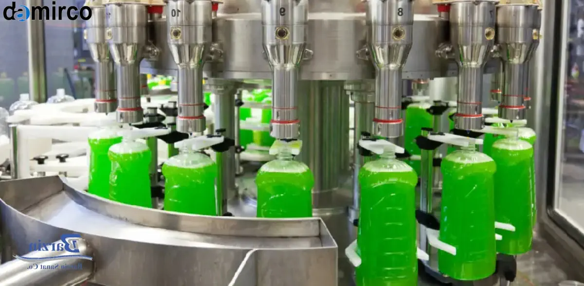 یک خط تولید مجهز به دستگاه پرکن مایعات شوینده در حال پر کردن بطری‌های سفیدرنگ