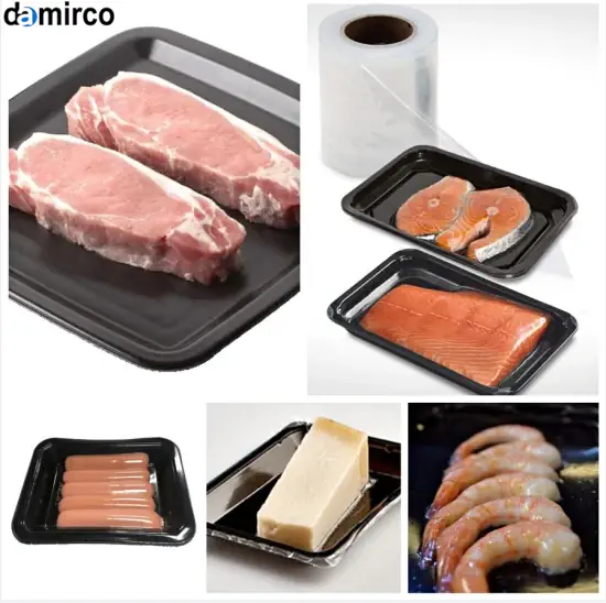 یک دستگاه بسته بندی اسکین پک صنعتی در حال بسته بندی محصولات روی کارت