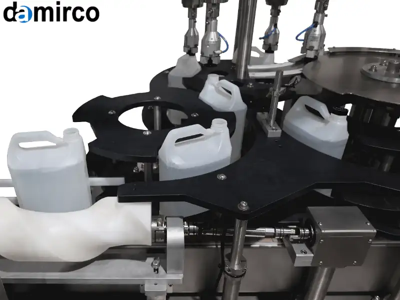 یک دستگاه درب بند اتوماتیک در یک خط تولید صنعتی در حال بستن درب بطری‌ها