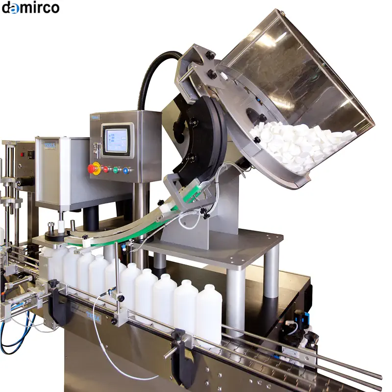 دستگاه درب بند سفارشی در حال کار بر روی خط تولید بطری‌های نوشیدنی