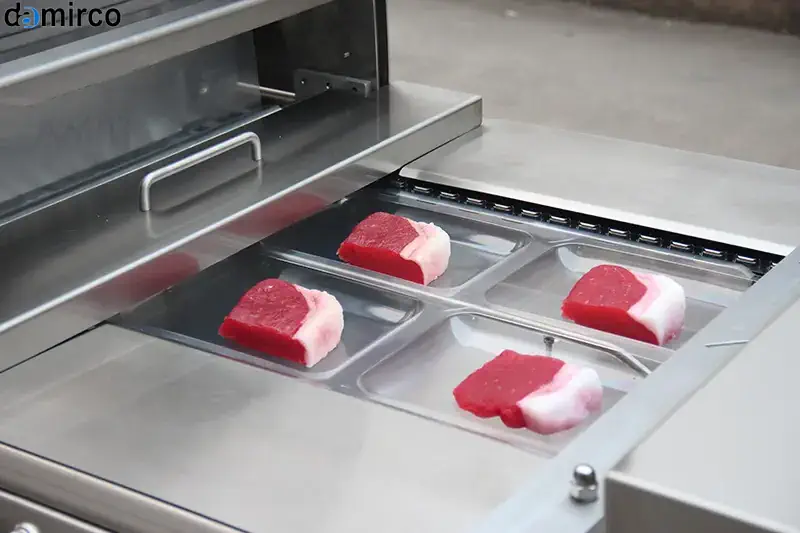 نمای نزدیک از عملکرد دستگاه اسکین پک برای بسته‌بندی گوشت قرمز با فیلم شفاف