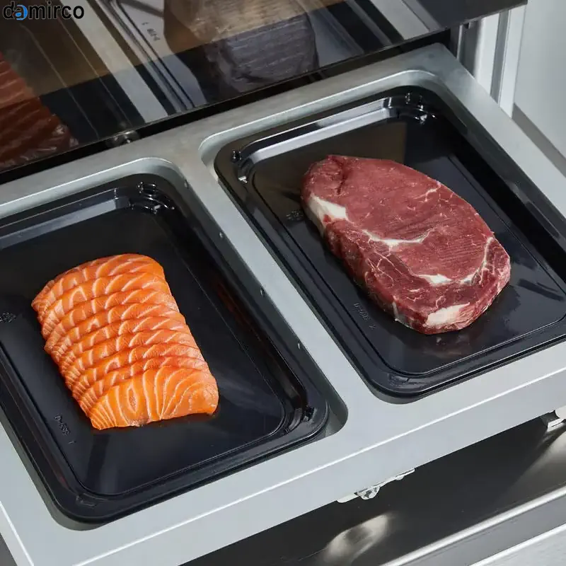 تصویر یک دستگاه اسکین پک اتوماتیک پیشرفته در حال بسته‌بندی محصولات غذایی با دقت بالا