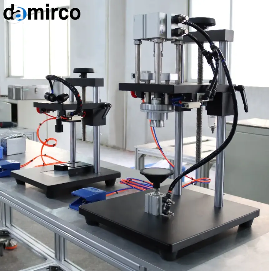 یک دستگاه درب بند ادکلن رومیزی در حال پرس کردن والف روی شیشه عطر