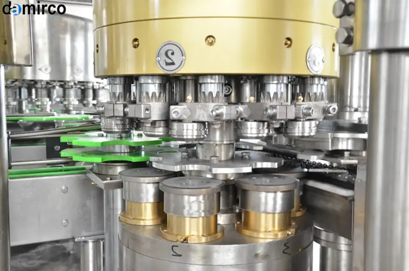 تکنسین در حال تعمیر و نگهداری دستگاه درب بند صنعتی