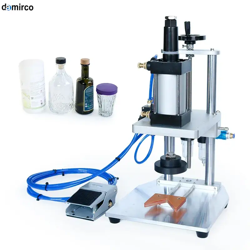 یک دستگاه درب بند رومیزی در حال بستن درب یک بطری شیشه‌ای در یک کارگاه کوچک