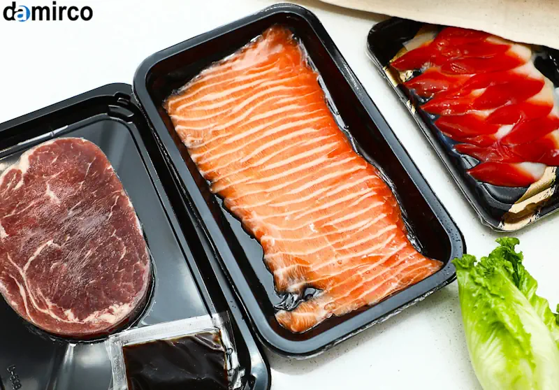 دستگاه بسته‌بندی اسکین پک در حال کار در یک کارخانه صنعتی