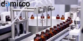 تصویر یک خط تولید مجهز به دستگاه پرکن مایعات صنعتی پیشرفته