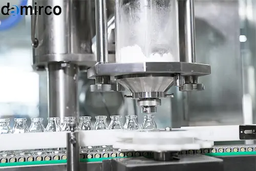 تصویر یک دستگاه پرکن مایعات دست دوم در محیط صنعتی