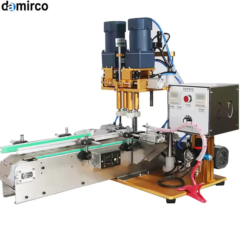 یک اپراتور در حال استفاده از دستگاه درب بند دستی برای بستن درب یک بطری شیشه‌ای در یک کارگاه کوچک.