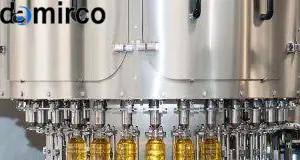 نمای نزدیک از نازل‌های یک دستگاه پرکن مایعات خوراکی استیل ضدزنگ در یک محیط تمیز و استریل