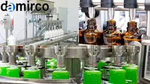 تکنسین متخصص در حال تعمیر و نگهداری دستگاه پرکن مایعات در یک کارخانه صنعتی