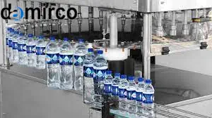 تصویری از یک دستگاه پرکن مایعات نیمه اتوماتیک در حال کار در یک کارگاه تولیدی