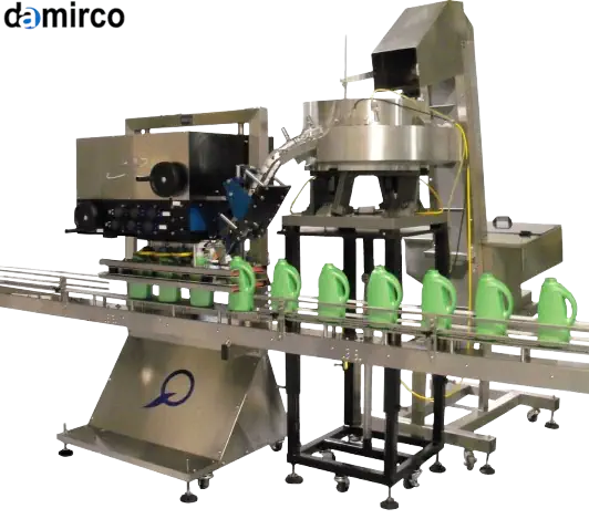تصویر یک دستگاه درب بند اتوماتیک در حال بستن درب بطری‌های پلاستیکی روی نوار نقاله