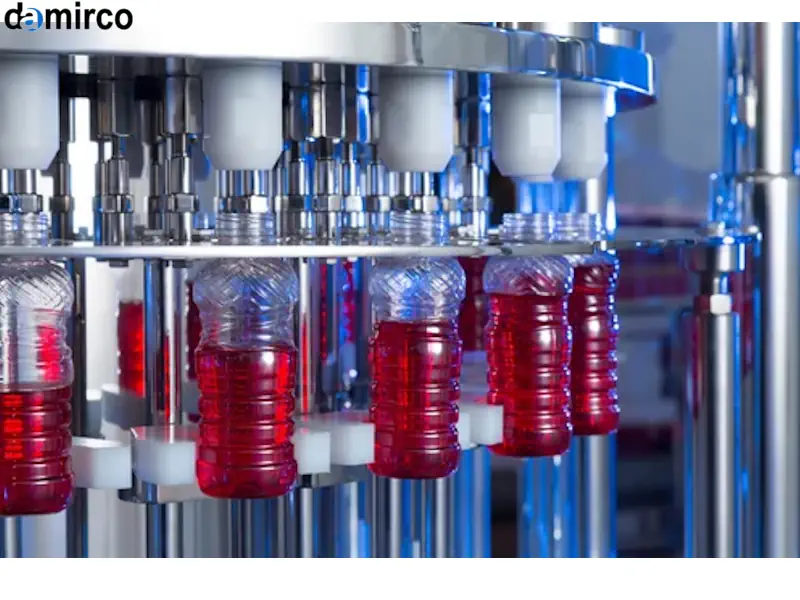 تصویر یک دستگاه پرکن مایعات رقیق صنعتی در حال پر کردن بطری های شفاف