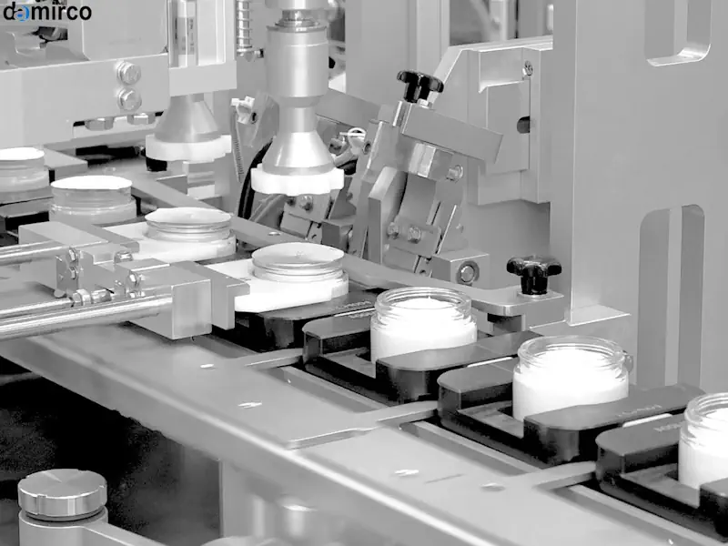 دستگاه درب بند اتوماتیک در خط تولید پیشرفته در حال بستن درب بطری ها