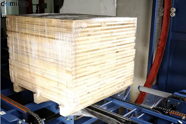 نمایش نحوه کار دستگاه استرچ پالت اتوماتیک در یک انبار صنعتی