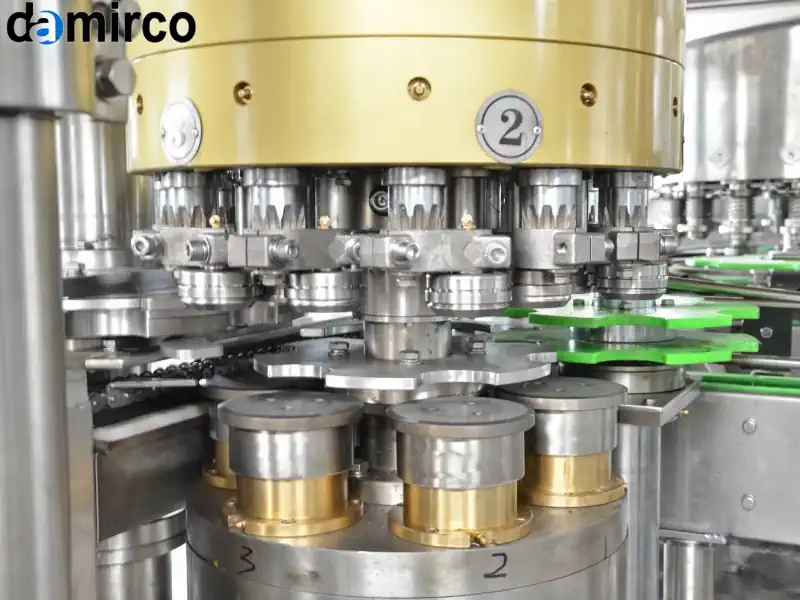 تصویر یک دستگاه درب بند قوطی فلزی اتوماتیک در حال پلمپ کردن قوطی کنسرو تن ماهی