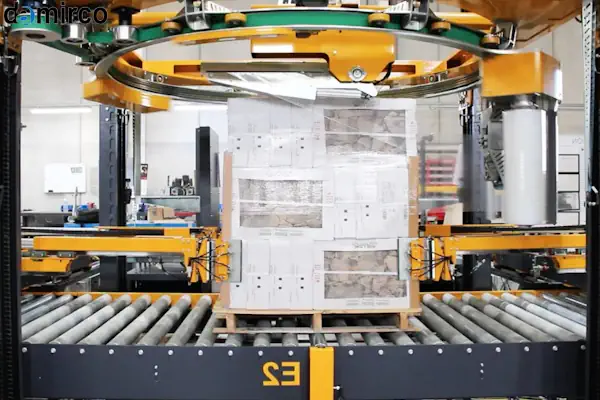 بررسی مشخصات فنی دستگاه استرچ پالت توسط یک اپراتور در محیط صنعتی