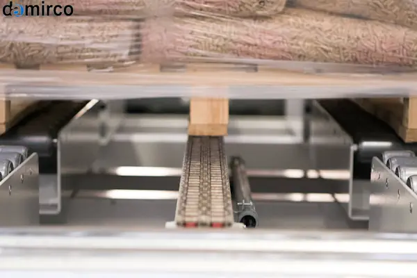 دستگاه استرچ پالت صنعتی در حال بسته‌بندی یک پالت بزرگ در انبار