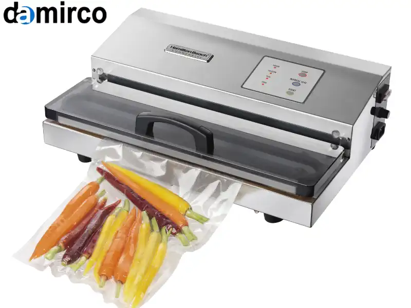 یک دستگاه وکیوم رومیزی از جنس استیل ضد زنگ که در حال بسته‌بندی یک بسته گوشت است.