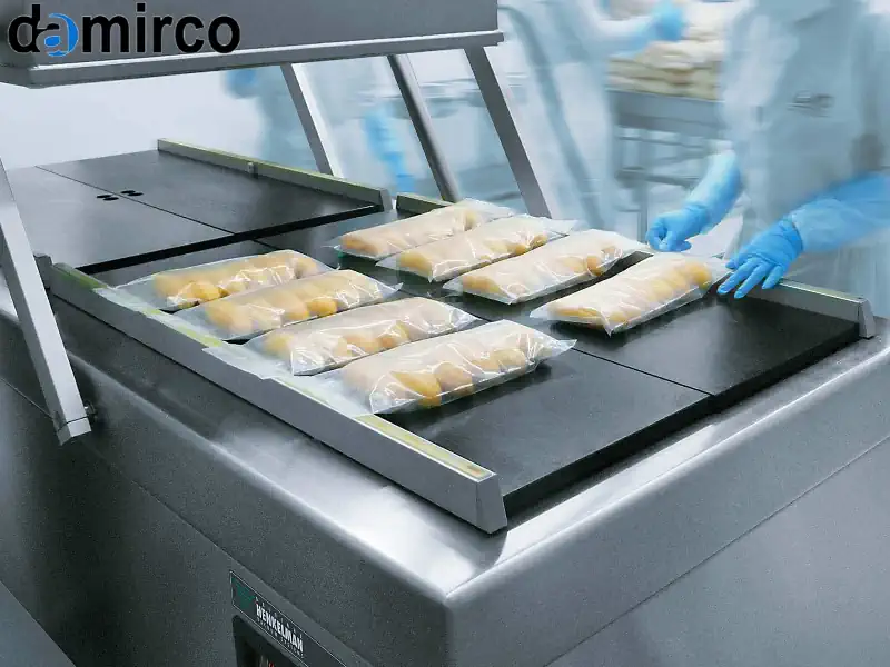 نمای نزدیک از نحوه کار دستگاه بسته بندی وکیوم صنعتی برای بسته بندی مواد غذایی