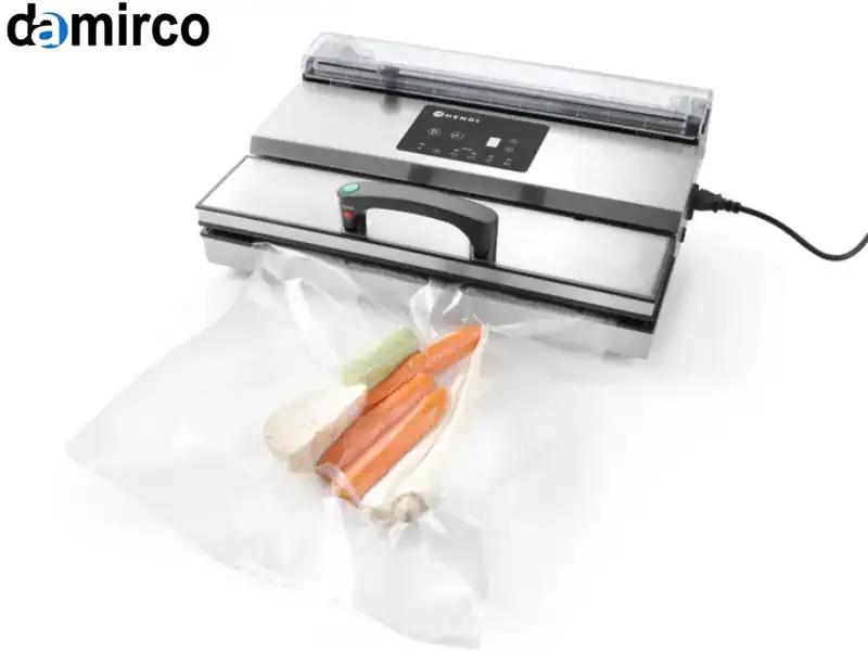 تصویر سه نوع دستگاه بسته بندی وکیوم شامل مدل رومیزی، ایستاده و دو کابین در یک محیط صنعتی