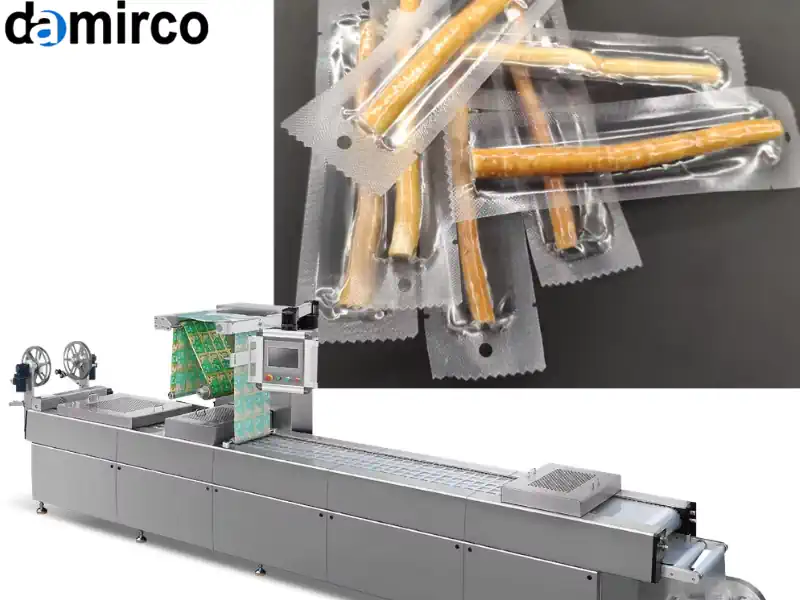 تعمیرکار در حال عیب یابی و تعمیر دستگاه بسته بندی وکیوم صنعتی