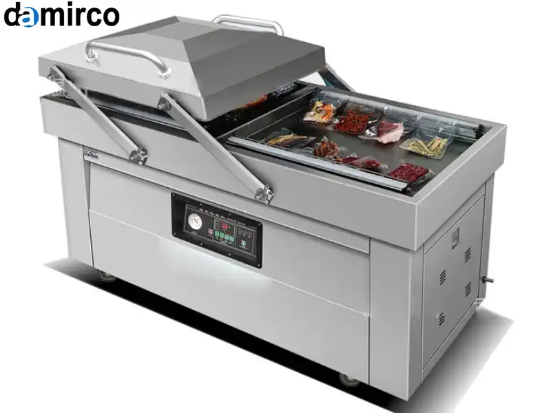 دستگاه بسته بندی وکیوم صنعتی در حال کار در کارخانه مواد غذایی