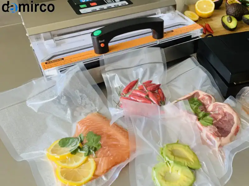 نمایش محصولات غذایی مختلف که با استفاده از دستگاه بسته بندی وکیوم، بسته بندی شده‌اند و مزایای بسته بندی وکیوم را نشان می‌دهد.