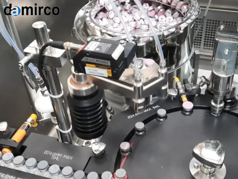 نمایی نزدیک از دستگاه درب بند ویال دارویی در حال پلمپ دقیق یک ویال شیشه‌ای