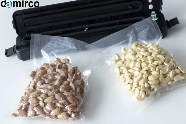 دستگاه وکیوم خشکبار صنعتی در حال بسته بندی وکیوم پسته و بادام