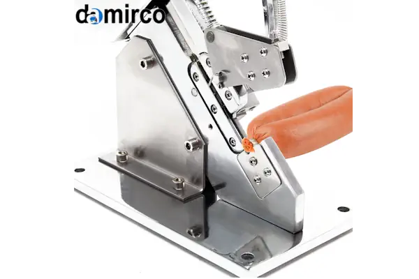 دستگاه کلیپس زن اتوماتیک در خط تولید یک کارخانه مواد غذایی در حال بسته‌بندی محصول