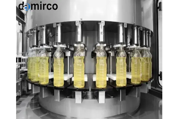 دستگاه پرکن مایعات صنعتی در حال پر کردن بطری‌ها در یک خط تولید پیشرفته