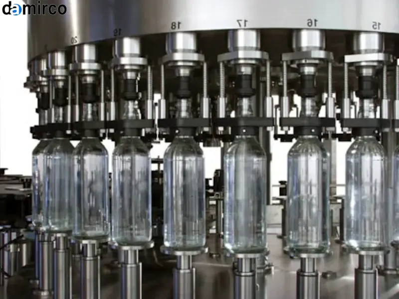 نمای نزدیک از نازل یک دستگاه پرکن مایعات غلیظ در حال پر کردن یک ظرف کرم