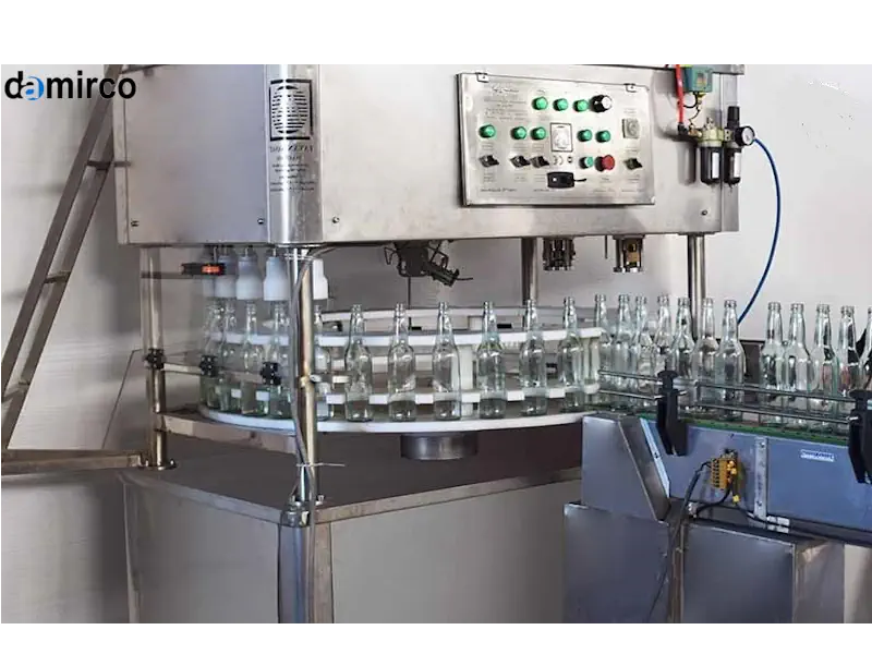 یک خط تولید پیشرفته مجهز به دستگاه پرکن مایعات اتوماتیک در حال پر کردن بطری‌ها با دقت بالا