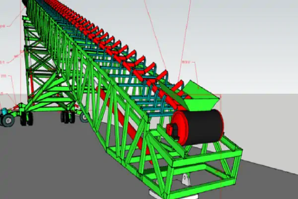 نمای نزدیک از یک نوار نقاله شیب دار صنعتی در حال انتقال مواد فله