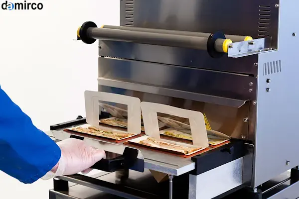 تصویر یک دستگاه سیل حرارتی دست دوم در یک کارگاه تولیدی