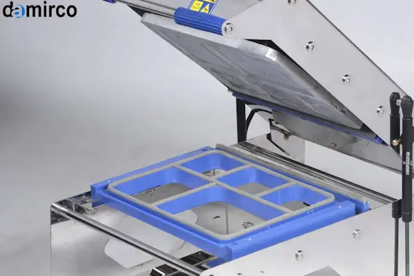 تصویری از انواع ظروف پلاستیکی رنگی و شفاف که برای استفاده در دستگاه سیل ظروف پلاستیکی آماده شده‌اند.